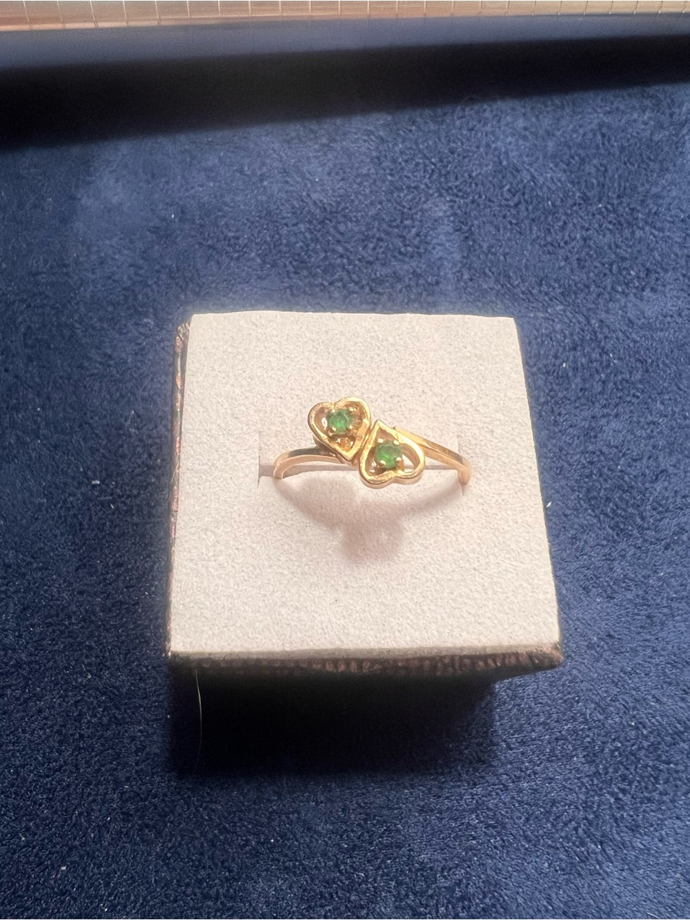 Vintage 14kt Gold Twin Heart Emerald Accent Ring - size 6.5